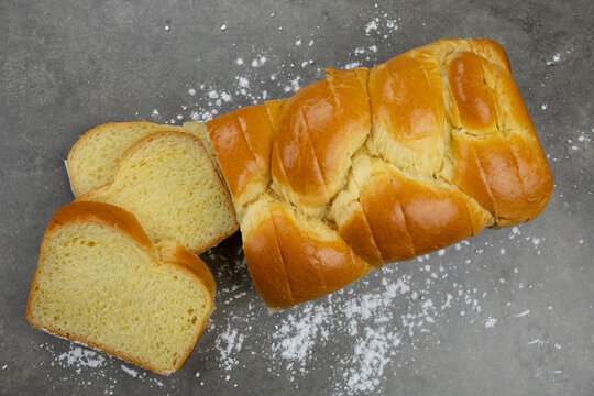 brioche tranch&eacute;e sur une table grise
