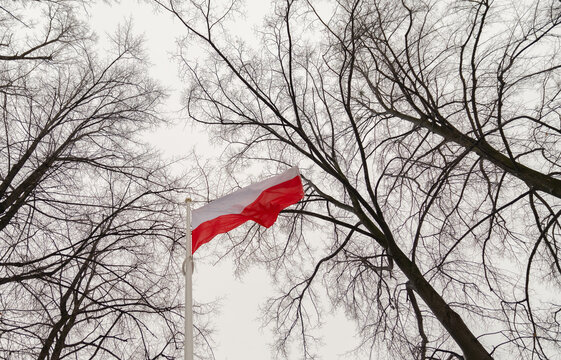 Flaga narodowa polska, symbol kraju nad rzeką Wisłą