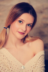 Portrait beauté d'une jolie adolescente blonde aux yeux bleu en intérieur