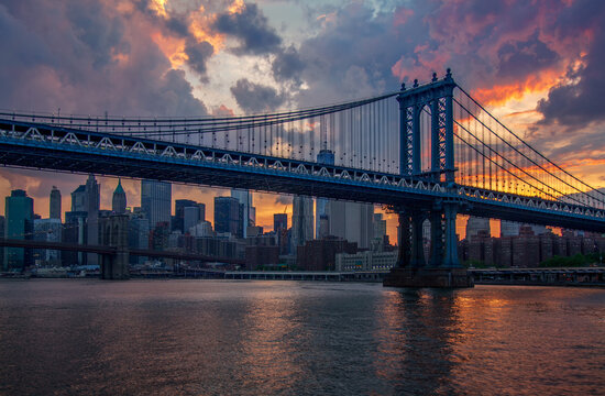 Zach&oacute;d słońca w Nowym Jorku - Manhattan Bridge, w tle most brookliński