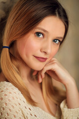 Obraz premium Portrait d'une jolie adolescente blonde aux yeux bleu en intérieur