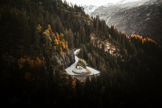 Roadtrip Pause in einer Serpentine zwischen W&auml;ldern in den Bergen im Van
