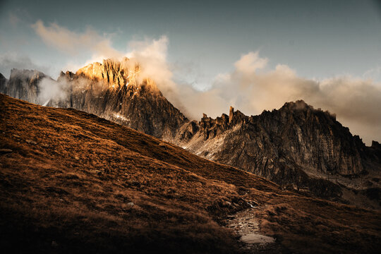 Das letzte Licht des Tages strahlt auf die Bergspitzen in den Alpen und bringt sie zum glühen