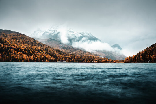 Blick auf Silsersee im Herbst in Sils im Engadin/Segl  im Oberengadin in der Schweiz