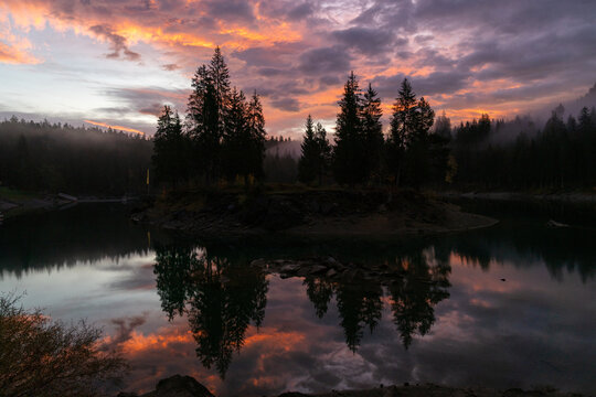 Sonnenaufgang am Caumasee in Flims im Schweizer Kanton Graub&uuml;nden mit Blick auf die Insel im See
