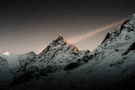 Letztes Sonnelicht auf dem Gipfel der Winter Berge