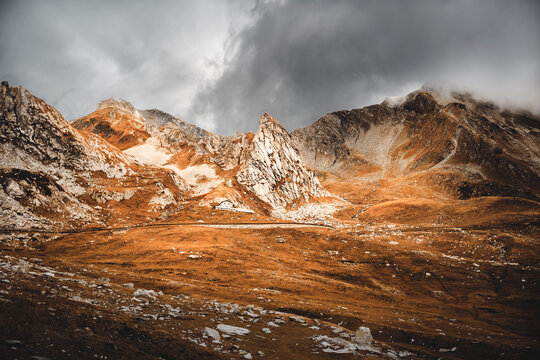 Berglanschaft in der Schweiz an der Grenze zu Italien mit schweren Wolken in Herbstlichen farben