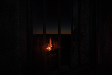 hoguera ventana rejas encerrado libre 