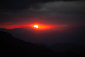 atardecer rojo puesta de sol montaña