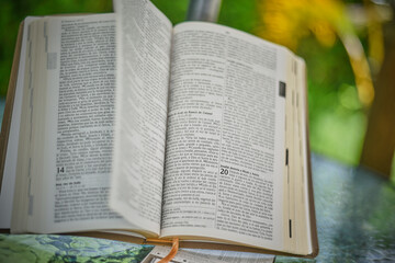 Fototapeta premium Estudio de la Biblia 