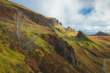 Obraz premium Vibrant, colourful landscape view of the rugged, otherworldly terrain of the Quiraing on the Isle of Skye, Scotland.
