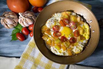 Omelete ao alho e tomates