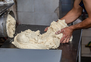 Amasado de masa para tortilla en tortillería