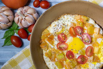 Omelete ao alho e tomates