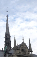 Fototapeta na wymiar La flèche et des vitraux de la cathédrale notre dame de Paris 4ème.