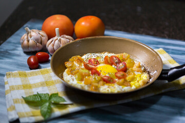Omelete ao alho e tomates