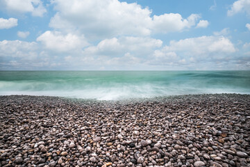 etretat falaise mer galet pose longue reef roche noramandie - obrazy, fototapety, plakaty