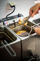 Cuisson de nems dans un bain d'huile