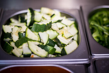 mise en place de concombre tranché dans un restaurant