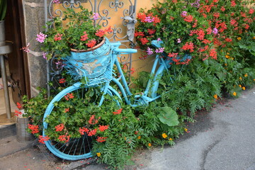 Fototapeta na wymiar Blaues Fahrrad mit Blumenschmuck