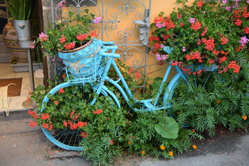 Fototapeta na wymiar Blaues Fahrrad mit Blumenschmuck
