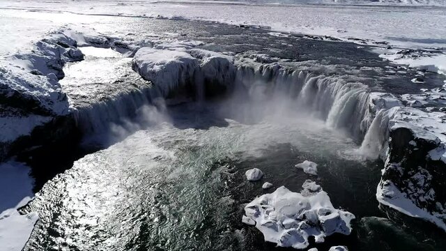 Cascada Godafoss helada desde punto de vista a&eacute;reo.