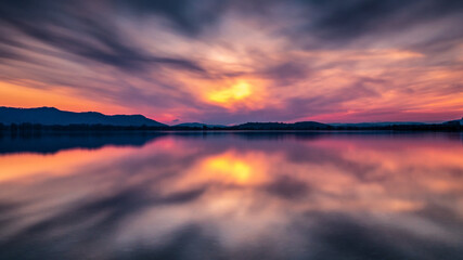 Fototapeta na wymiar Traumhaftes Farbspiel am Bodensee mit schöner Wolkenstimmung Sonnenuntergang 