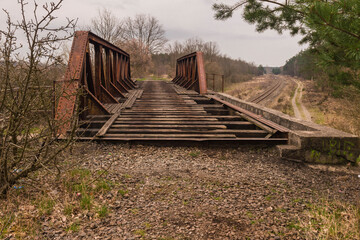 Stary, nieużytkowany most kolejowy.