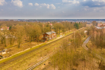 Stacja kolejowa w mieście Iłowa w Polsce. Widok z drona.