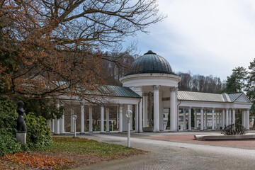 Obraz premium White colonnade of cold mineral water springs Caroline and Rudolf - Marianske Lazne (Marienbad) - great famous Bohemian spa town in the west part of the Czech Republic (region Karlovy Vary)