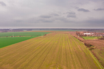 Rozległa równina, pola uprawne widziane z dużej wysokości. Zdjęcie z drona.