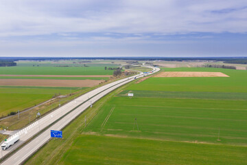 Autostrada przebiegająca przez rozległe równiny. Widok z drona.