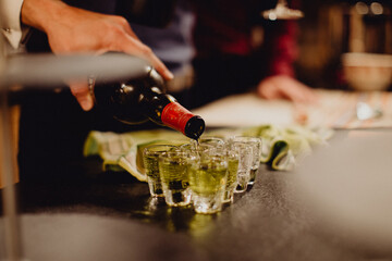 Barman remplissant des verres d'alcool