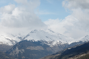 Paysage de montagne enneigé et vue sur le massif du Mont Blanc