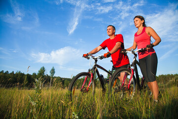 Obraz premium mature couple riding bicycle