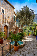 Fototapeta na wymiar Schönes, ursprüngliches Mallorca - Deia pittoreskes Künstlerdorf im Nordwesten der Insel: schöne Häuser