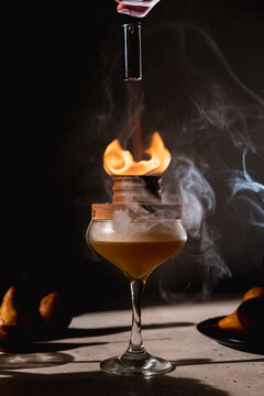 Burning cocktail using woodchips