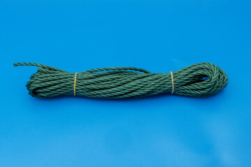 Corde verte sur fond bleue