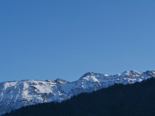 Fototapeta na wymiar Schneebedeckte Berge in den bayerischen Alpen bei Füssen im Allgäu