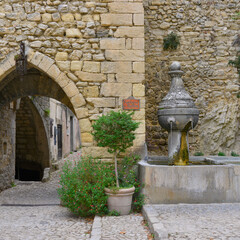 Fototapeta na wymiar Carré fontaine du Beffroi porte rue du Beffroi à Montbrun-les-Bains (26570), département de la Drôme en région Auvergne-Rhône-Alpes, France