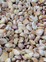 A lot of garlic in the pan