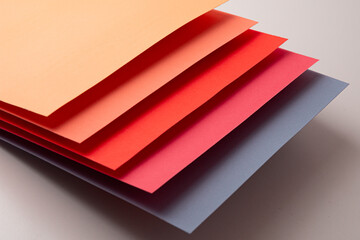 Papeles de color apilados en forma isométrica