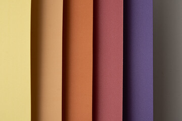 Composición simple de papel de colores en vertical