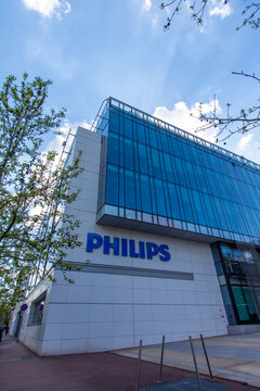 Suresnes, France - 13 avril 2021: Vue ext&eacute;rieure du si&egrave;ge social fran&ccedil;ais de Philips, groupe n&eacute;erlandais international sp&eacute;cialis&eacute; dans  l'&eacute;lectrom&eacute;nager, l&rsquo;&eacute;quipement m&eacute;dical et l&rsquo;&eacute;clairage