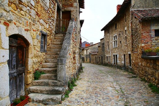 narrow street in the town of Perouges