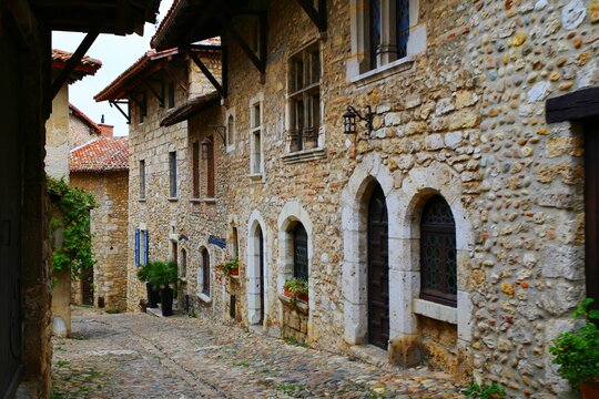 street in the town of Perouges