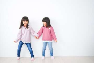 楽しく遊ぶ小さな女の子たち