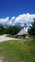 Fototapeta na wymiar St. Katherina Kirche auf dem Wanderweg der Vintgar Klamm bei Bled, Slowenien