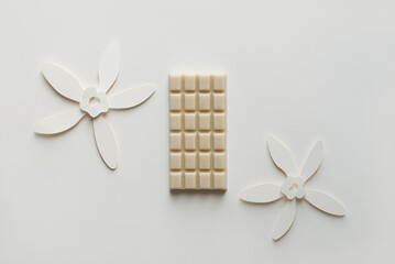 Hausgemachte weiße Schokolade in einer feinen, monochromen Farbkombination