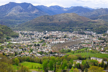 Fototapeta na wymiar Vue aérienne de la ville de Lourdes en Hautes-Pyrénées